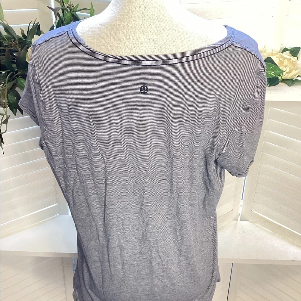 LULULEMON Black & White  Relaxed Short Sleeve Tee with V-Neck 1318